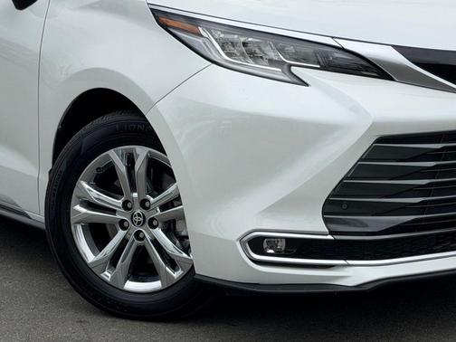 Pearl 2024 Toyota Sienna Limited
