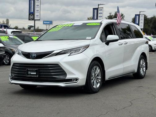 Pearl 2024 Toyota Sienna Limited