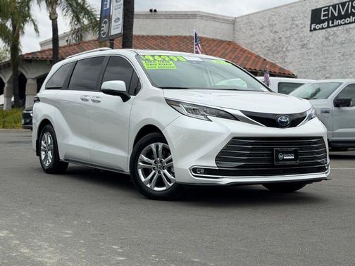 Pearl 2024 Toyota Sienna Limited