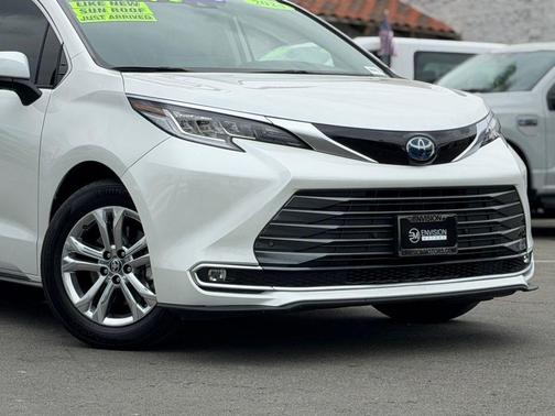 Pearl 2024 Toyota Sienna Limited