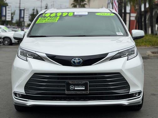 Pearl 2024 Toyota Sienna Limited