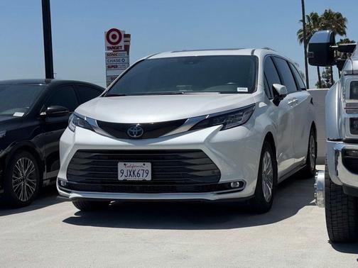 Pearl 2024 Toyota Sienna Limited