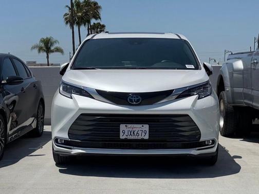 Pearl 2024 Toyota Sienna Limited