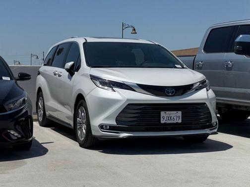 Pearl 2024 Toyota Sienna Limited
