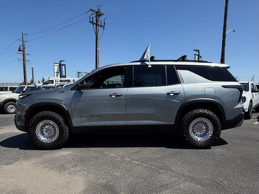 Sterling Gray Metallic 2025 Chevrolet Traverse Z71