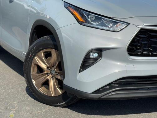 2022 Toyota Highlander Hybrid Bronze Edition