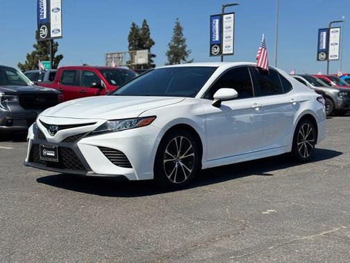 Super White 2020 Toyota Camry SE