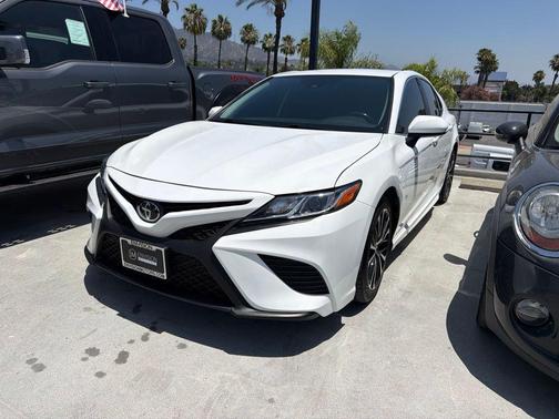 Super White 2020 Toyota Camry SE