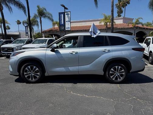 Celestial Silver Metallic 2025 Toyota Highlander XLE