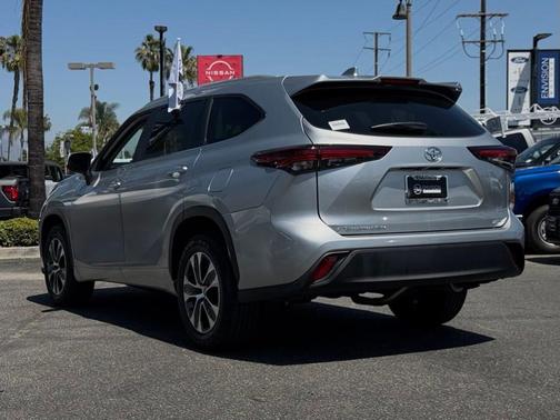 Celestial Silver Metallic 2025 Toyota Highlander XLE