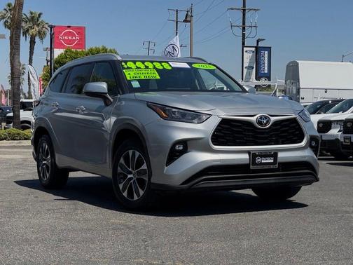 Celestial Silver Metallic 2025 Toyota Highlander XLE
