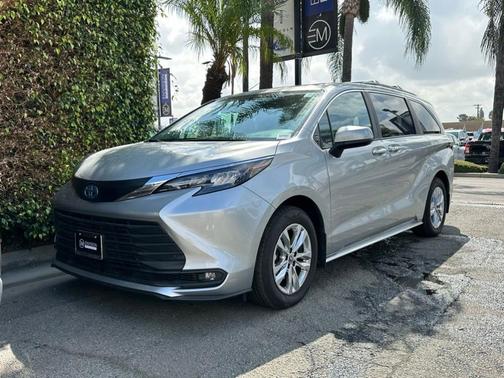 2025 Toyota Sienna XLE