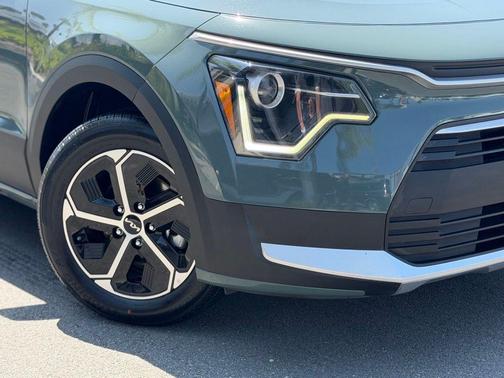 Green 2024 Kia Niro EX