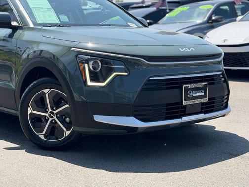 Green 2024 Kia Niro EX