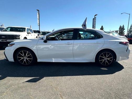 2024 Toyota Camry Hybrid SE