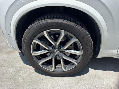 2017 Volvo XC90 T6 Momentum