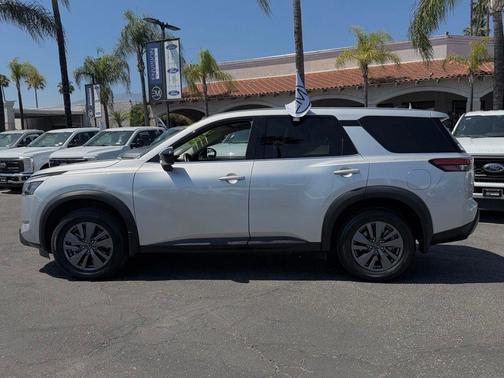 Brilliant Silver Metallic 2024 Nissan Pathfinder S
