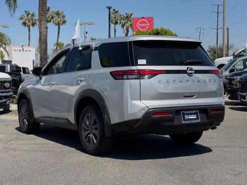 Brilliant Silver Metallic 2024 Nissan Pathfinder S
