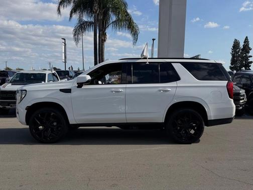 Summit White 2023 GMC Yukon AT4