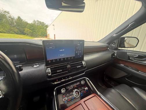 Black 2022 Lincoln Navigator L Reserve