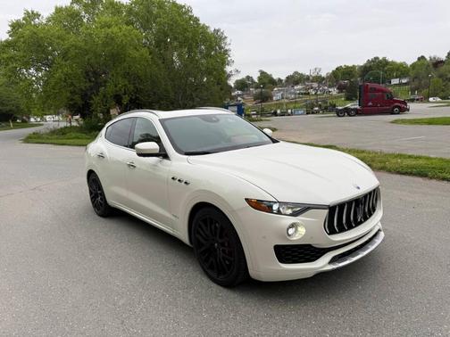 White 2018 Maserati Levante S GranLusso