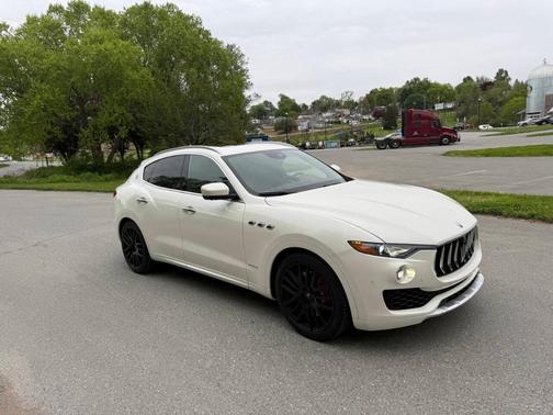 White 2018 Maserati Levante S GranLusso