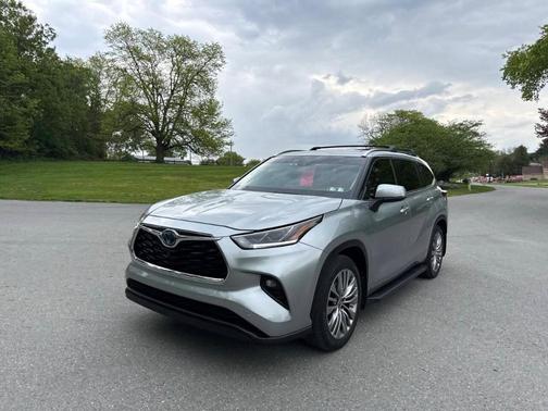 Silver 2022 Toyota Highlander Hybrid Platinum
