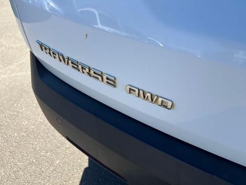 Summit White 2023 Chevrolet Traverse LT Cloth