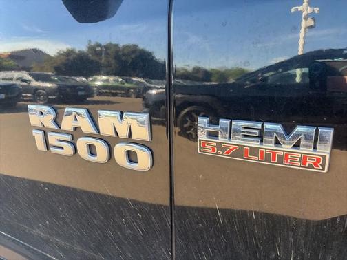 Brilliant Black Crystal Pearlcoat 2018 RAM 1500 Tradesman