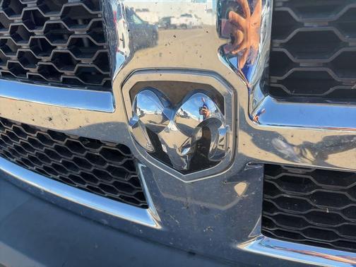 Brilliant Black Crystal Pearlcoat 2018 RAM 1500 Tradesman