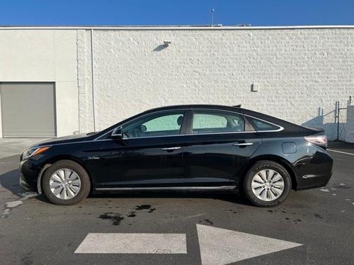 Photo 2 of 37 of 2016 Hyundai Sonata Hybrid SE