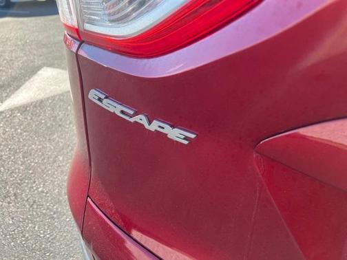 Photo 5 of 37 of 2015 Ford Escape SE