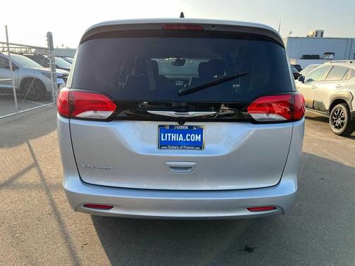 2023 Chrysler Voyager LX