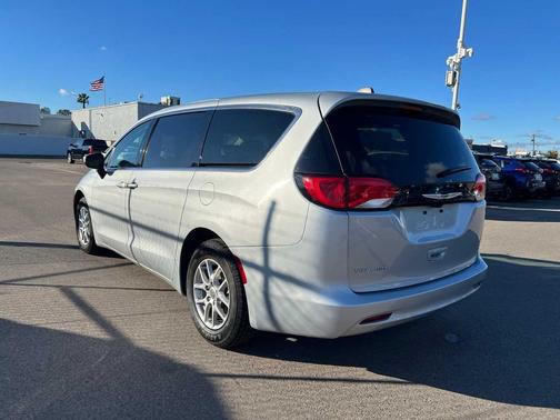 2023 Chrysler Voyager LX