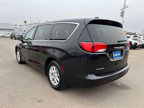2022 Chrysler Voyager LX