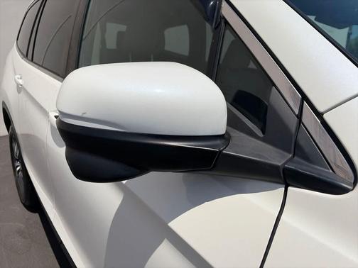 White 2018 Honda Pilot EX