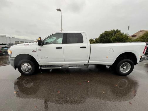 2024 RAM 3500 Big Horn Crew Cab 4x4 8' Box