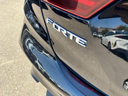 Aurora Black 2024 Kia Forte LXS
