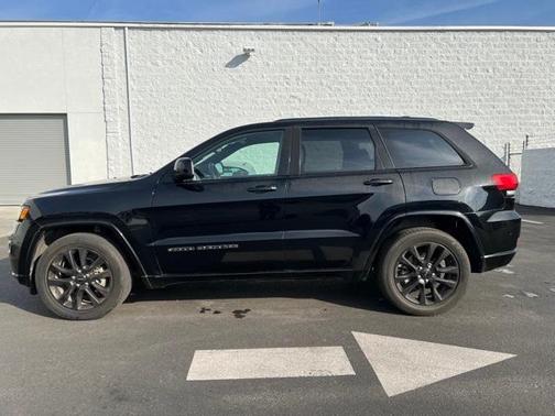 Photo 2 of 36 of 2018 Jeep Grand Cherokee Altitude