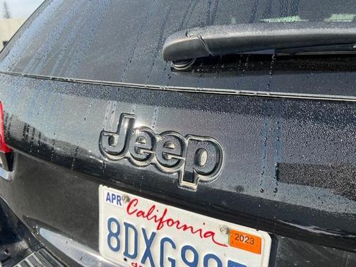 Photo 5 of 36 of 2018 Jeep Grand Cherokee Altitude