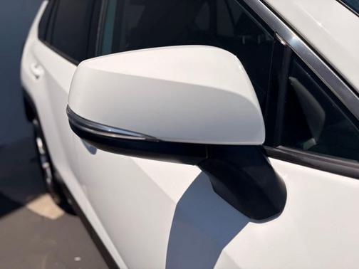Ice Cap 2024 Toyota RAV4 XLE