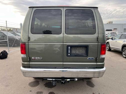 2005 Ford E350 Super Duty XL Wagon