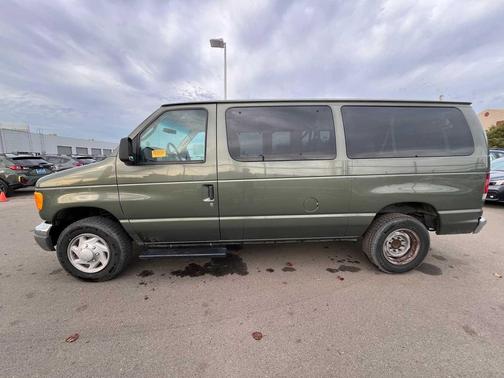 2005 Ford E350 Super Duty XL Wagon
