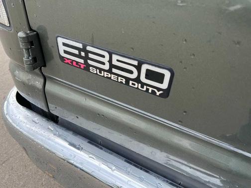 2005 Ford E350 Super Duty XL Wagon