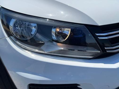 White 2017 Volkswagen Tiguan Limited 2.0T