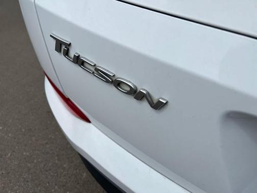 Dazzling White 2018 Hyundai TUCSON SEL
