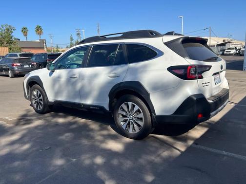 Crystal White Pearl 2023 Subaru Outback Limited