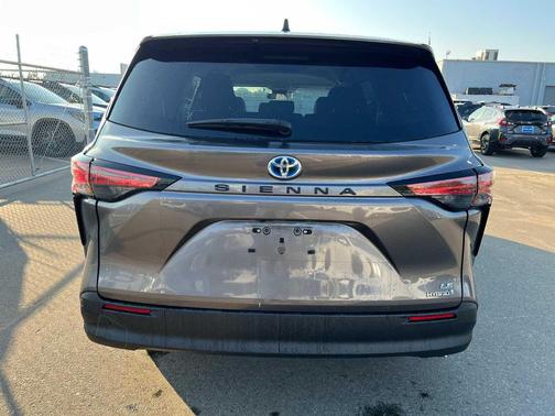 2022 Toyota Sienna LE