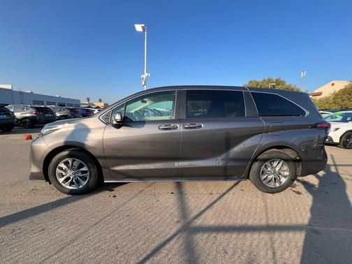 2022 Toyota Sienna LE