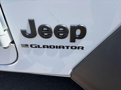 Bright White Clearcoat 2023 Jeep Gladiator Sport S